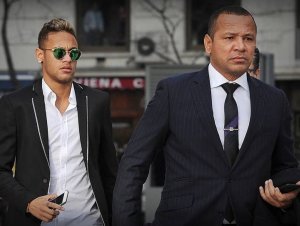 Comportamento de pai de Neymar dá a medida de quem ele é