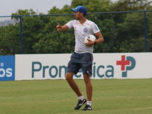 Com treino de bolas paradas, time de transição do Bahia finaliza preparação para estreia no Baiano