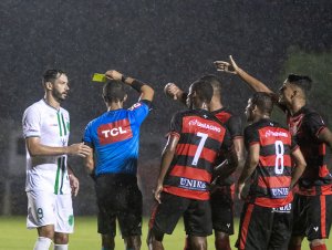 Trio paulista apita partida entre Vitória e Manaus 