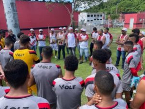Membros da torcida ''Os Imbatíveis'' se reúnem com jogadores e Pastana após treino no Barradão