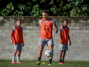 Com treino tático defensivo, elenco do Vitória segue preparação para encarar a Aparecidense