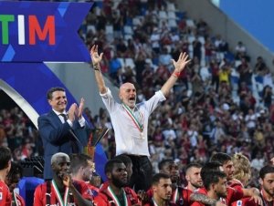 Técnico do Milan tem medalha roubada em festa do título e faz apelo: “Me devolvam”