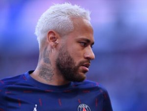 De férias, Neymar afasta especulações sobre saída do PSG: ''A verdade é que fico''