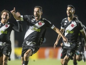  Vasco vence o Brusque e ultrapassa o Bahia na Série B