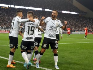 Corinthians fica no empate com Always Ready e avança em segundo na Libertadores