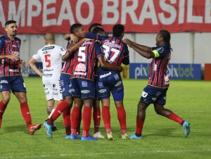 Rodallega marca e Bahia vence Brusque fora de casa pela Série B