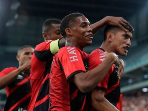 Atacante ex-Bahia e Vitória rompe o ligamento do joelho e não atua mais pelo Athletico-PR em 2022
