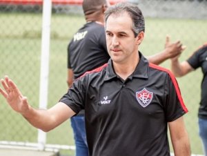De contrato renovado com o Vitória, Léo Condé surge como opção do Santos, diz repórter