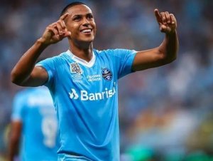  Fábio Mota confirma proposta do Vitória por zagueiro do Grêmio; saiba quem
