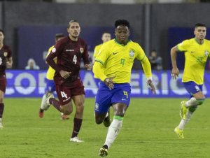 Pai de Endrick é vítima de racismo em jogo da Seleção Brasileira; assista