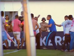 Vídeo: torcedores invadem campo para tirar foto com Everton Ribeiro e provocam confusão generalizada