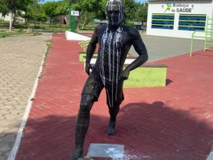 Estátua de Daniel Alves sofre novo ato de vandalismo. Confira