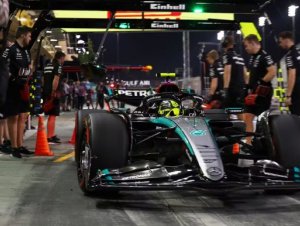 Hamilton lidera dobradinha da Mercedes no segundo treino do GP do Bahrein