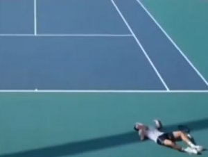 Tenista de 21 anos desmaia durante partida do Miami Open. Saiba o motivo