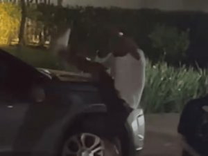 Ex-jogador do Bahia é flagrado quebrando retrovisor de carro durante briga em condomínio