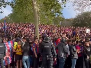 Antes de jogo contra o PSG, torcida do Barcelona canta música contra Vini Jr: 