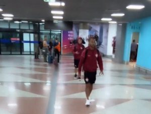 Jogadores do Vitória viram alvo de piada de influenciadora em aeroporto após derrota para o Vasco; v