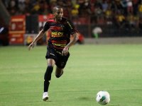 Vitória rejeita meia revelado na base e lateral ex-Bahia